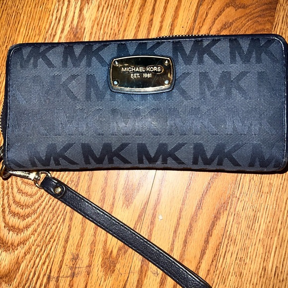 Authentic Micheal Kors Purse - Picture 7 of 10